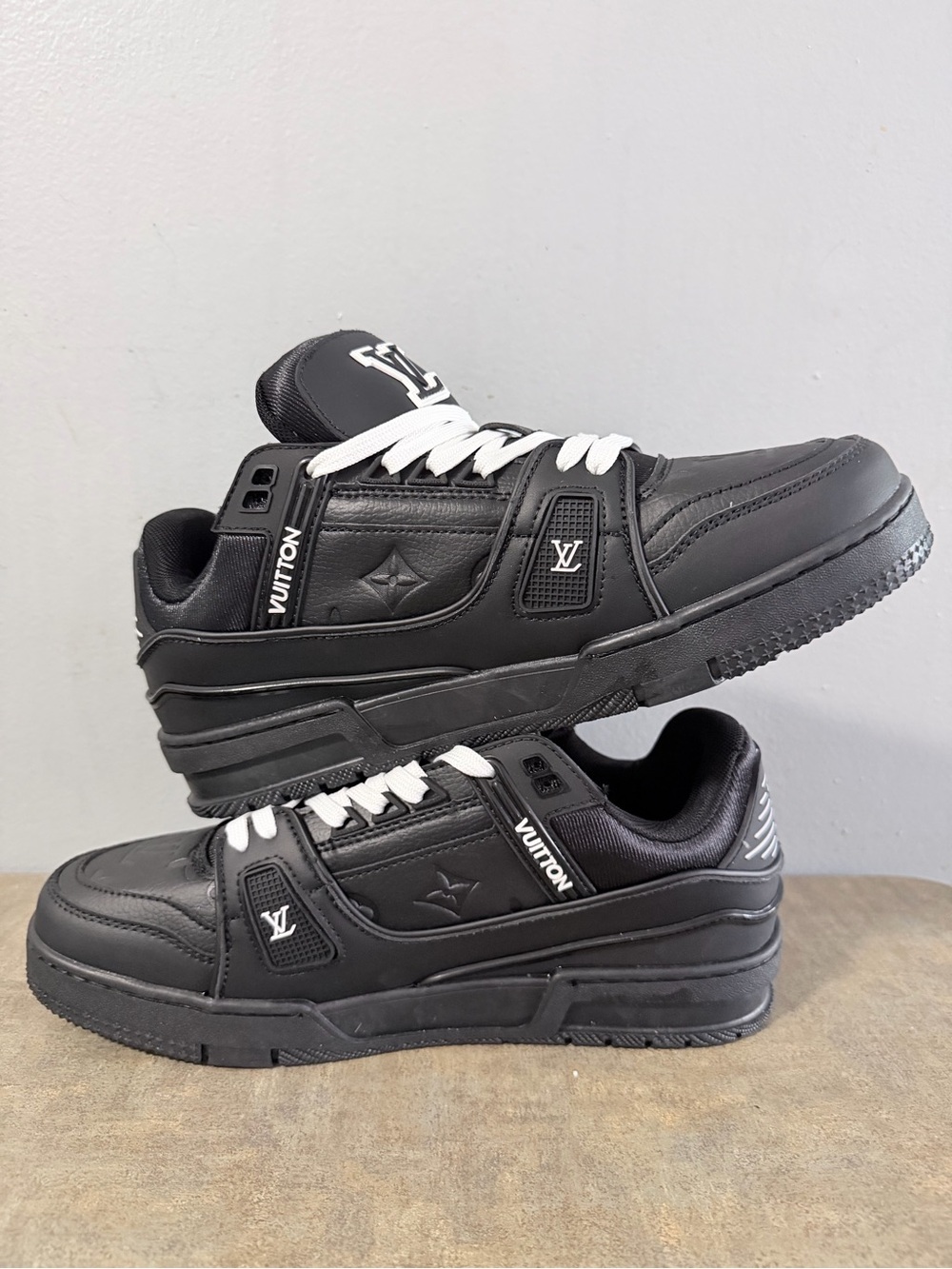 Louis Vuitton Black Men’s Low-Top Sneakers with White Laces - Picture 5 of 7